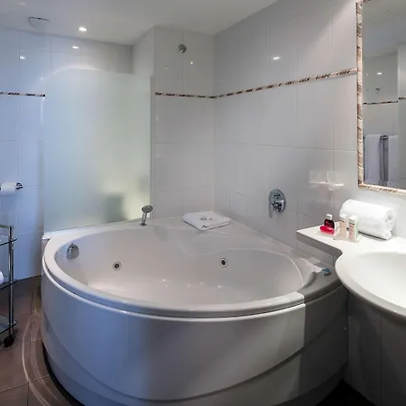 מלון Bw Premier Collection Mondial 4*